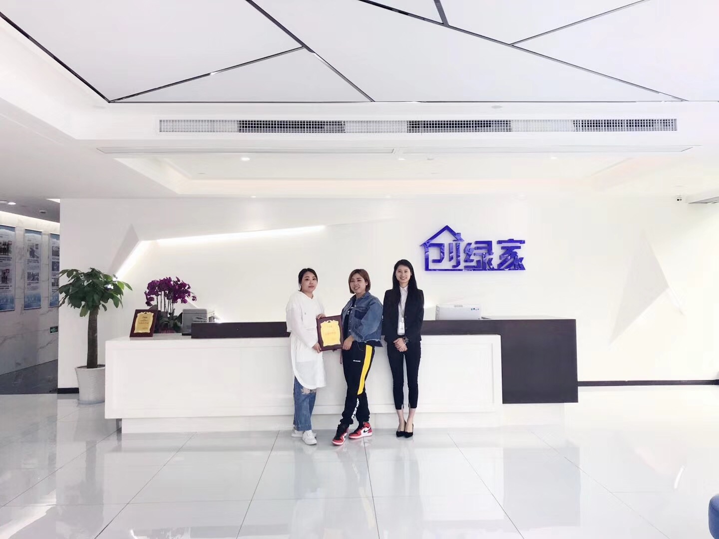 熱烈祝賀劉總姐妹簽約創綠家福州市區級代理！