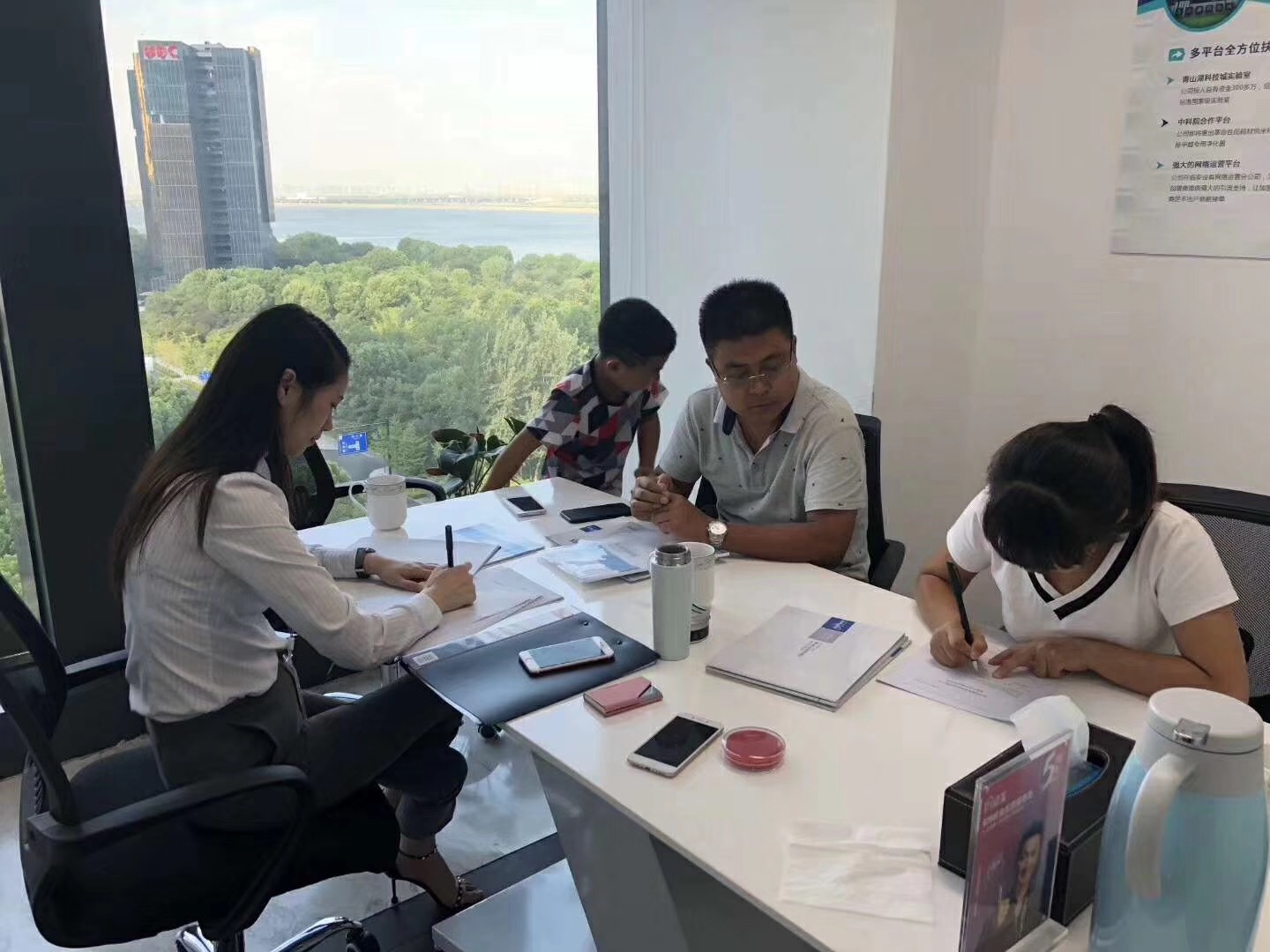 熱烈祝賀李總、關總簽約創綠家西安市區級代理！