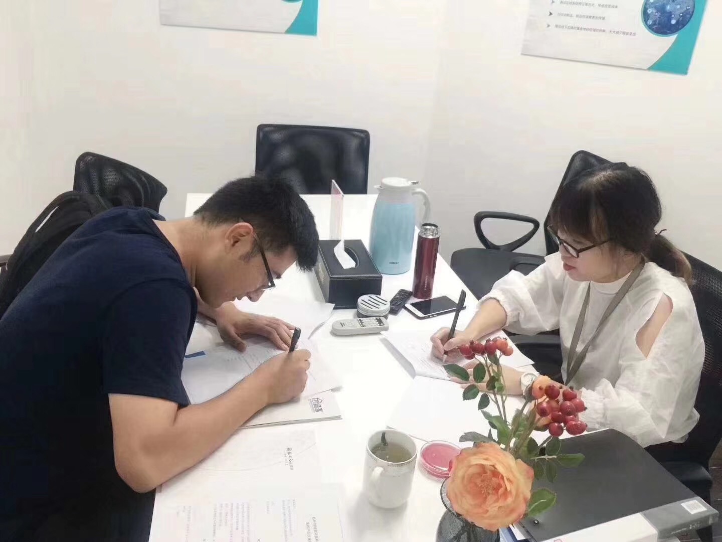 熱烈祝賀何總簽約創綠家塔城市縣級代理！