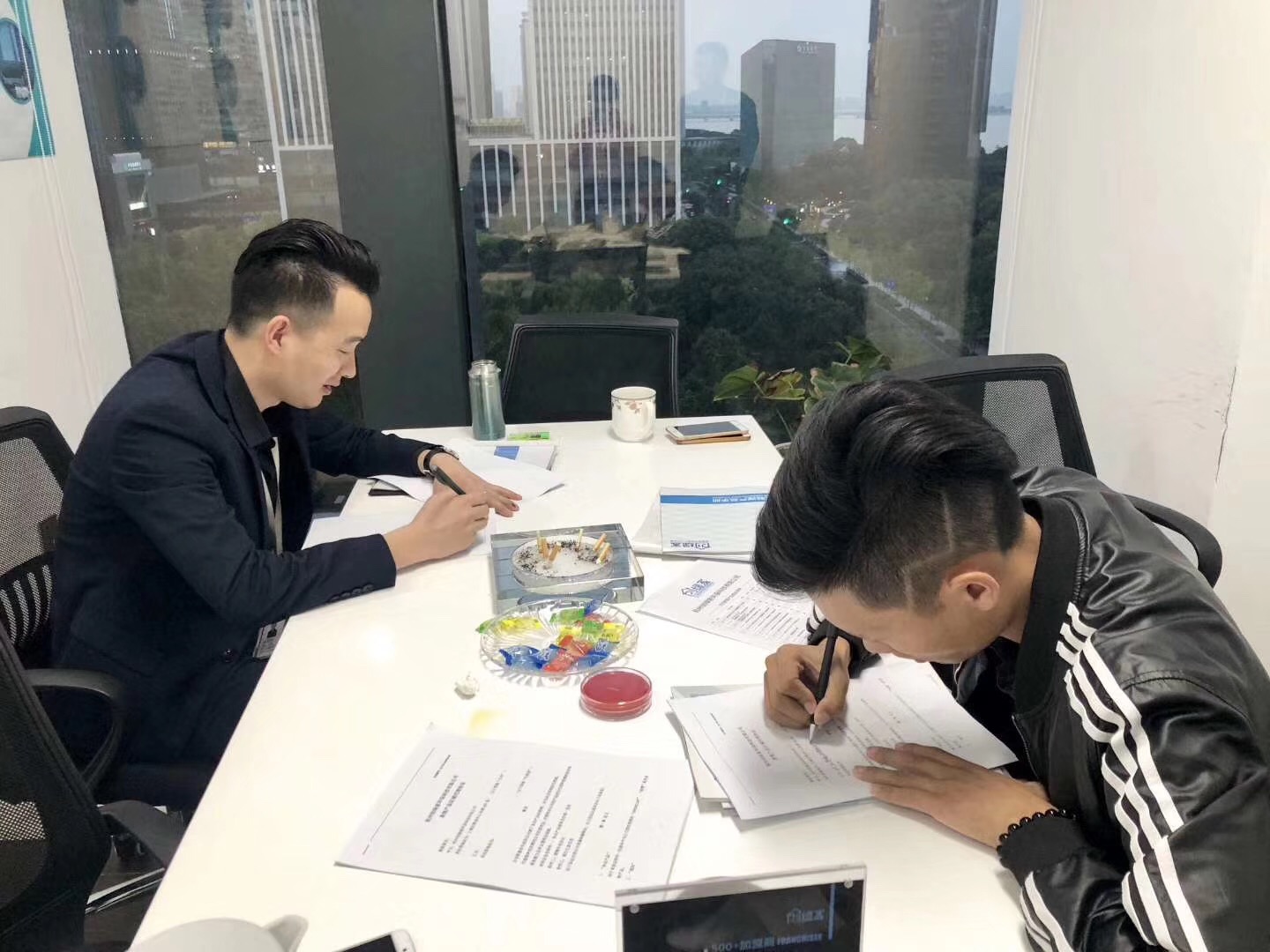熱烈祝賀王總兄弟簽約創綠家武漢市區級代理！