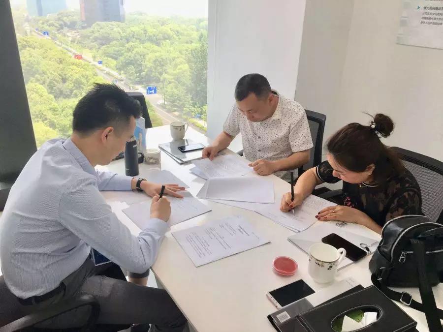 熱烈祝賀李總夫婦簽約創綠家湖南省常德市區級代理！