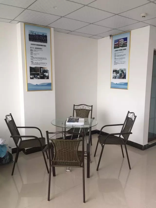 歷經(jīng)近兩個月的店面籌備工作，創(chuàng)綠家空氣治理惠州服務中心正式落成，室內(nèi)裝修污染危害社會，室內(nèi)空氣治理迫在眉睫。創(chuàng)綠家惠州服務中心將竭誠為您服務！ 溫總、朱總與公司合照 創(chuàng)綠家空氣治理惠州服務中心門面 店內(nèi)展示： 祝溫總、朱總開業(yè)生意興隆、財源廣進！